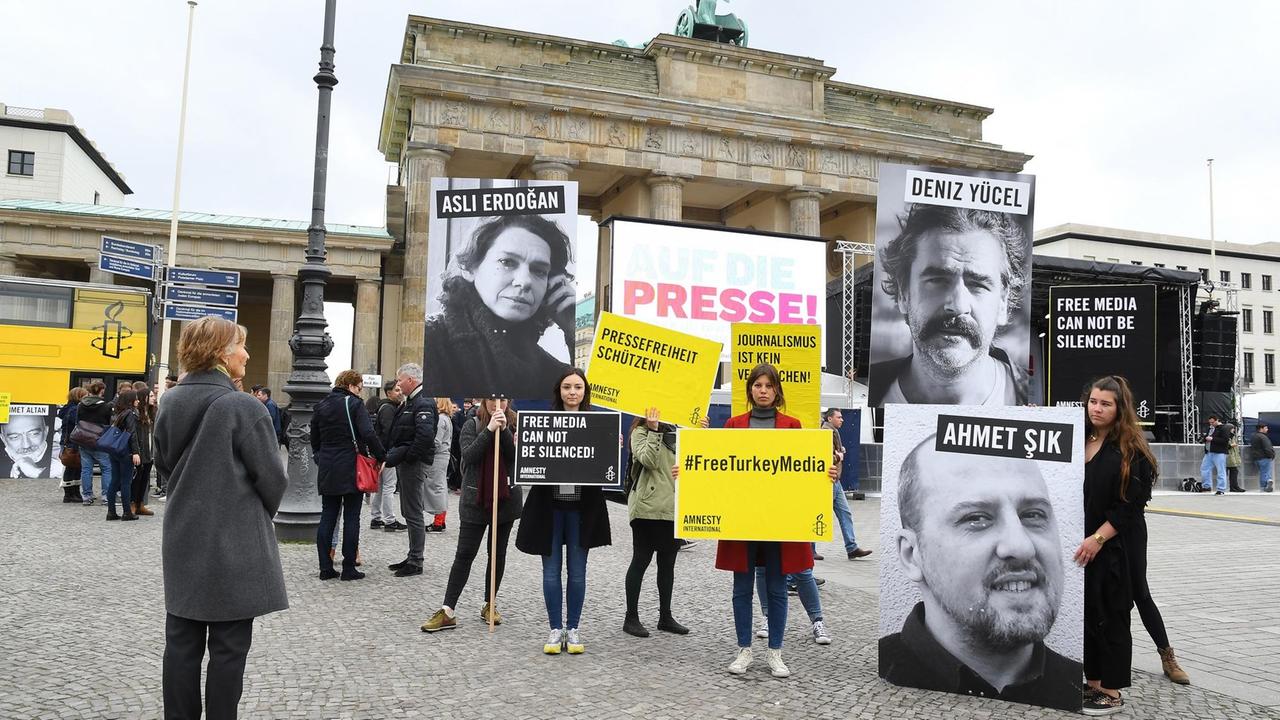 Freiheitskaempfer mit Plakaten von Asli Erdogan, Deniz Yuezel, Ahmet Sik beim Solidaritätskonzert am Brandenburger Tor in Berlin am 03.05.2017.