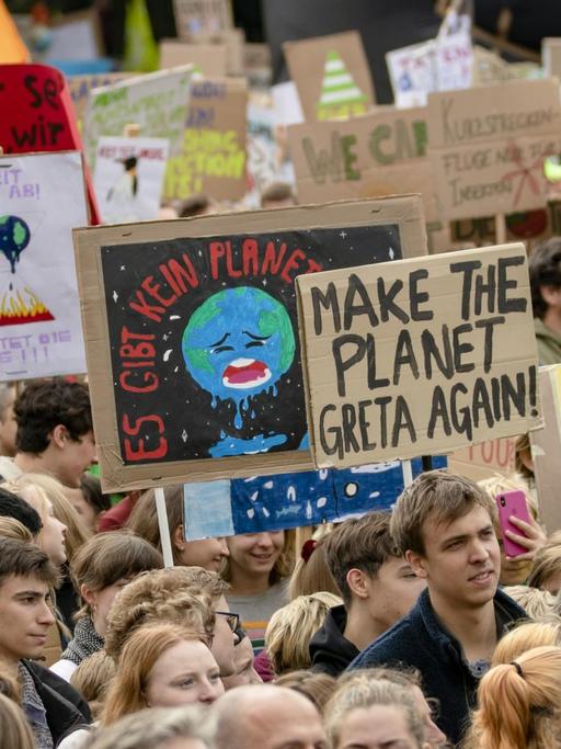 Tausende Menschen nahmen an den Protesten für eine entschiedenere Klimapolitik und für die Erhaltung der Klimaziele und den Schutz der Umwelt in Berlin am 20. September 2019 teil.
