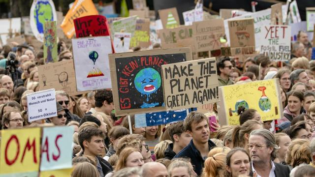 Tausende Menschen nahmen an den Protesten für eine entschiedenere Klimapolitik und für die Erhaltung der Klimaziele und den Schutz der Umwelt in Berlin am 20. September 2019 teil.