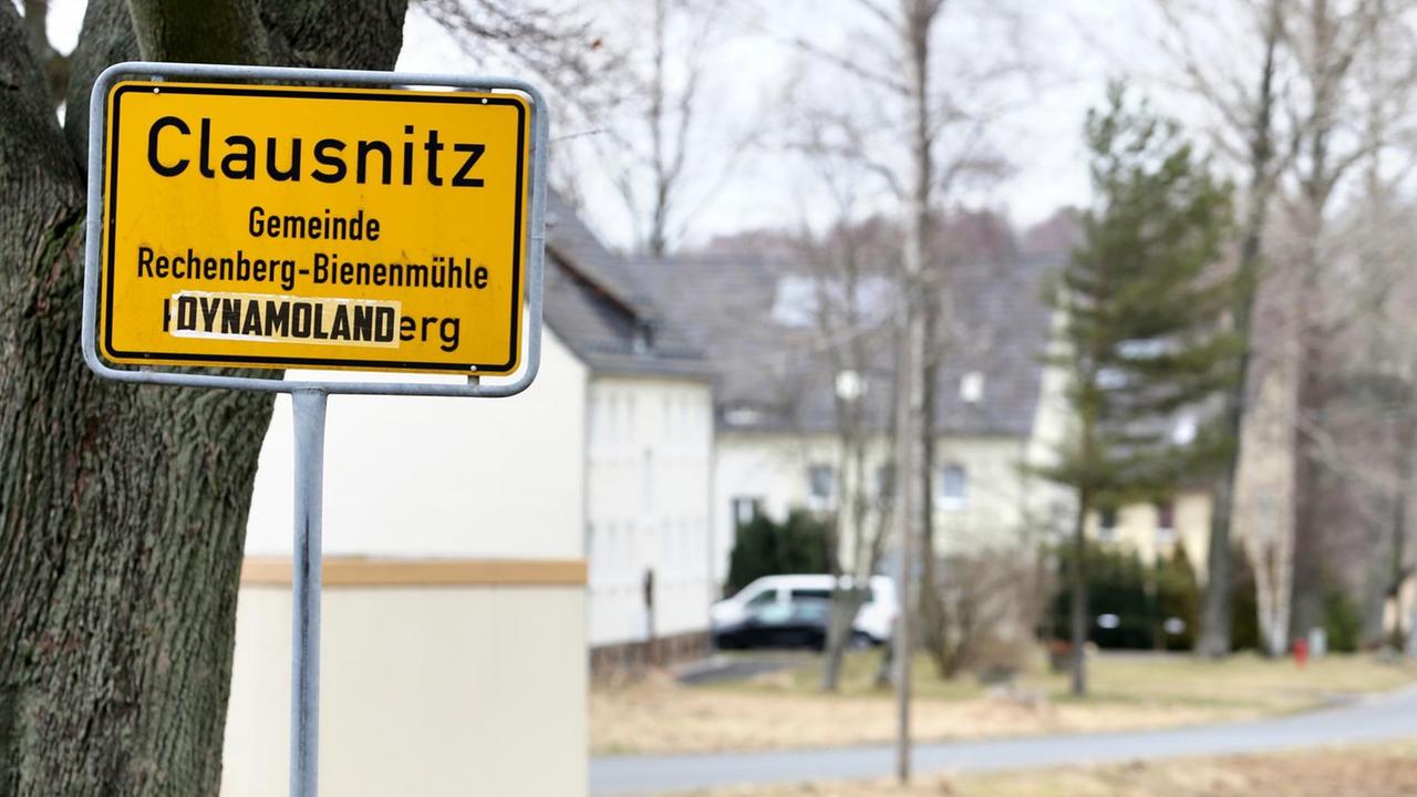 Blick auf das Ortseingangsschild von Clausnitz in Sachsen.