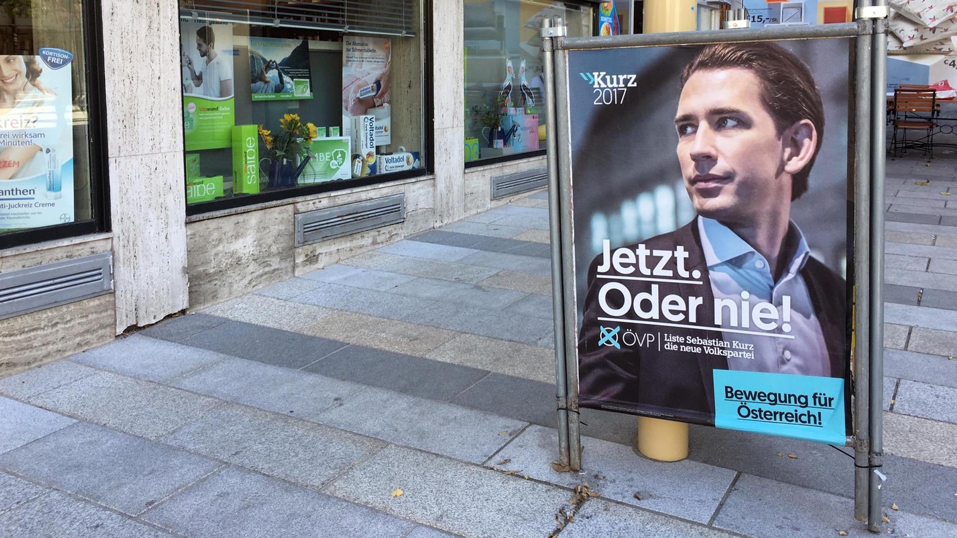 ARCHIV - Ein Wahlplakat der "Liste Sebastian Kurz - die neue Volkspartei (ÖVP)" steht am 30.09.2017 im Wiener Arbeiterbezirk Meidling vor einer Apotheke mit dem Namen «Schutzengel». ÖVP-Chef Kurz wohnt im Bezirk Meidling. ARCHIV - Ein Wahlplakat der "Liste Sebastian Kurz - die neue Volkspartei (ÖVP)" steht am 30.09.2017 im Wiener Arbeiterbezirk Meidling vor einer Apotheke mit dem Namen «Schutzengel». ÖVP-Chef Kurz wohnt im Bezirk Meidling.