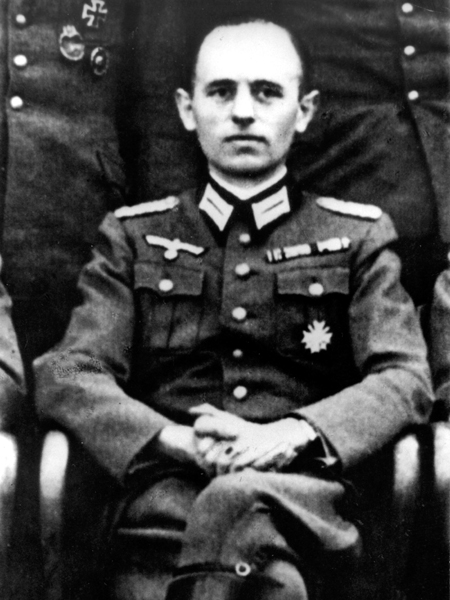 Der spätere Chef des Bundesnachrichtendienstes (BND), Reinhard Gehlen, in Offiziersuniform auf einer Aufnahme aus dem Jahr 1944. Der spätere Chef des Bundesnachrichtendienstes (BND), Reinhard Gehlen, in Offiziersuniform auf einer Aufnahme aus dem Jahr 1944.
