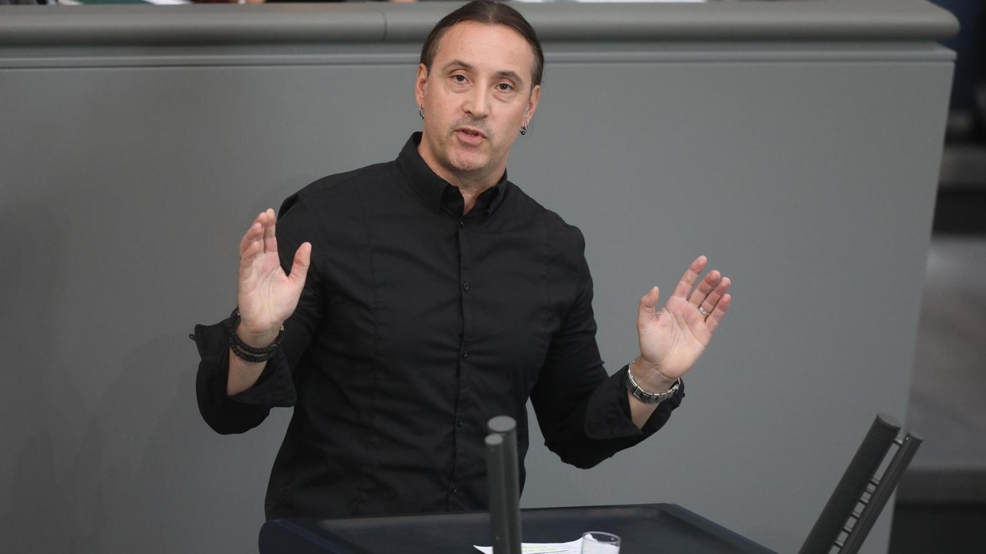 Der Abgeordnete Alexander S. Neu (Die Linke) spricht bei der Generaldebatte im Deutschen Bundestag. Hauptthema der 48. Sitzung der 19. Legislaturperiode ist der von der Bundesregierung eingebrachte Entwurf des Bundeshaushaltsplans 2019 und der Finanzplan des Bundes 2018 bis 2022 mit der Generaldebatte zum Etat des Bundeskanzleramts. Der Abgeordnete Alexander S. Neu (Die Linke) spricht bei der Generaldebatte im Deutschen Bundestag. Hauptthema der 48. Sitzung der 19. Legislaturperiode ist der von der Bundesregierung eingebrachte Entwurf des Bundeshaushaltsplans 2019 und der Finanzplan des Bundes 2018 bis 2022 mit der Generaldebatte zum Etat des Bundeskanzleramts.