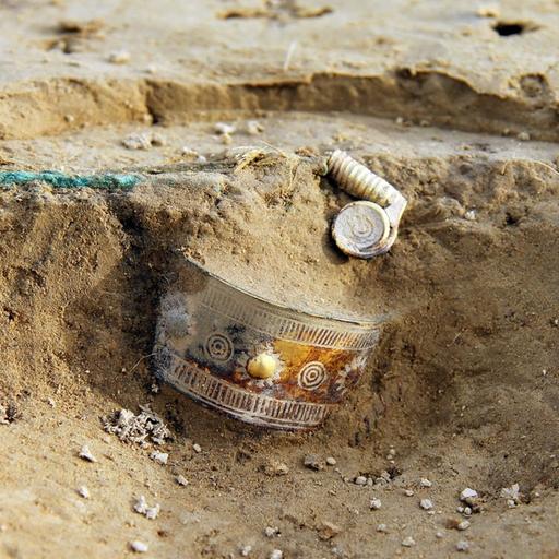 Bei Grabungen an der Nordeuropäischen Erdgas-Pipeline haben Archäologen im Kreis Diepholz einen Goldschatz entdeckt. Wahrscheinlich stammt der Goldfund aus der frühen Bronzezeit, also 2000 bis 1200 vor Christi.