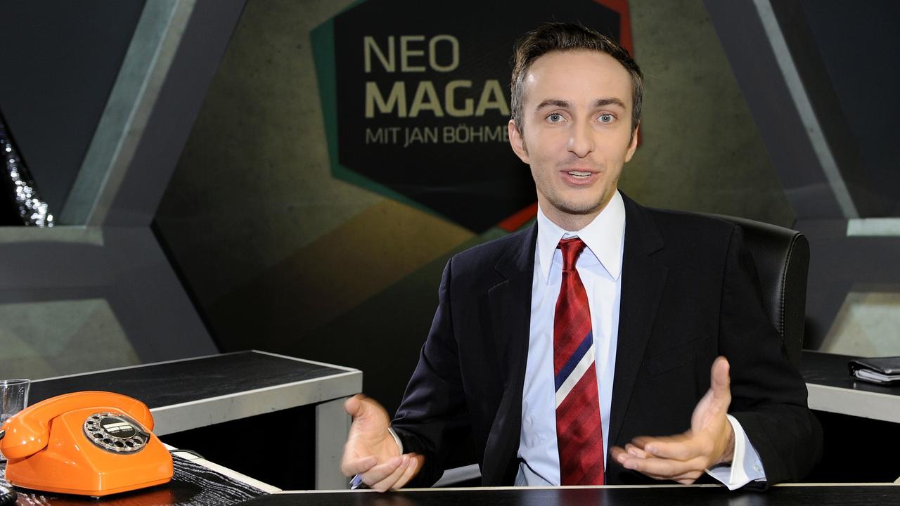 Moderator Jan Böhmermann posiert am 21.10.2013 in Köln an seinem Schreibtisch im Studio des damals neuen "NEO Magazin". Anfang 2015 wechselt Böhmermann ins ZDF-Abendprogramm Moderator Jan Böhmermann posiert am 21.10.2013 in Köln an seinem Schreibtisch im Studio des damals neuen "NEO Magazin". Anfang 2015 wechselt Böhmermann ins ZDF-Abendprogramm
