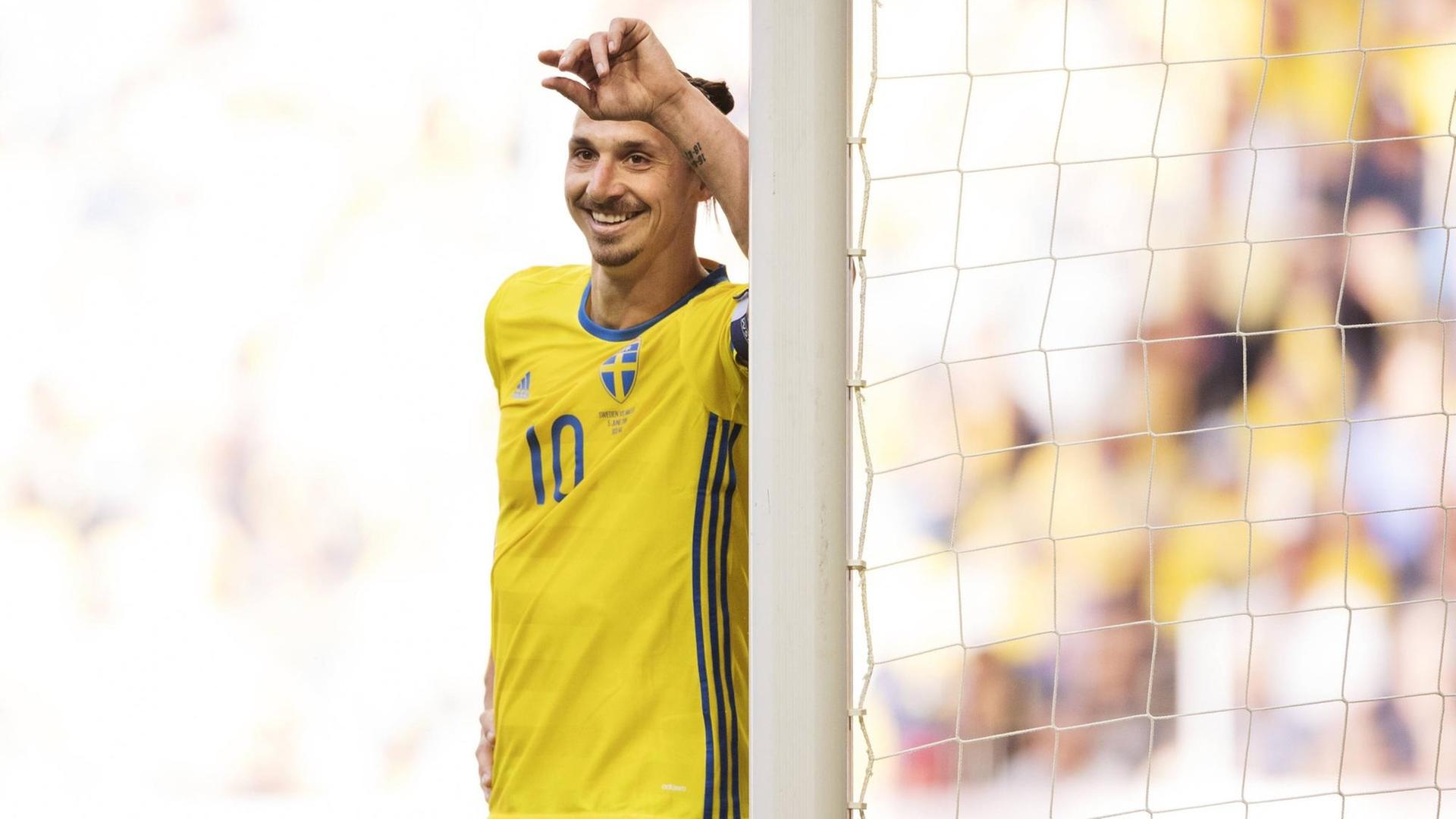 Zlatan Ibrahimovic beim Testspiel von Schweden gegen Wales in Stockholm im Mai 2016. Zlatan Ibrahimovic beim Testspiel von Schweden gegen Wales in Stockholm im Mai 2016.
