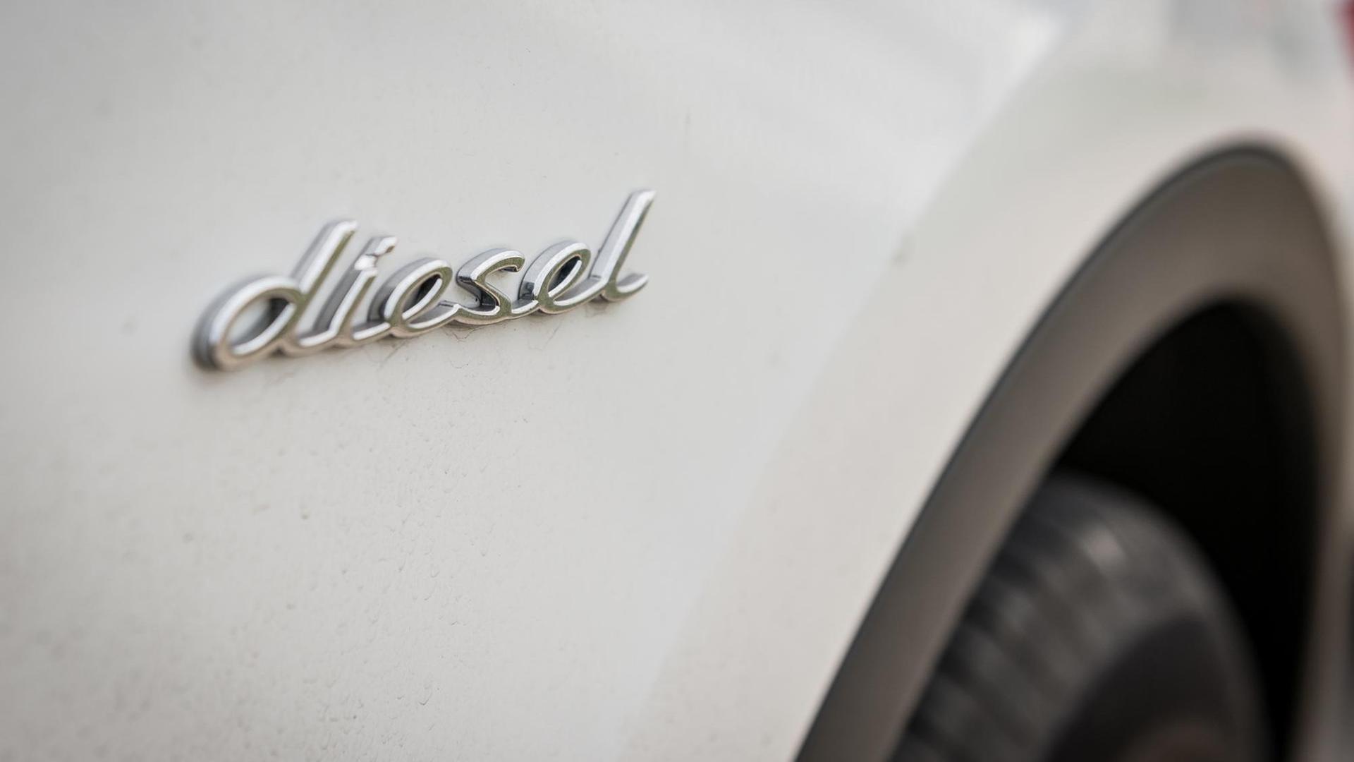 Der Schriftzug "Diesel" steht am Kotflügel eines Porsche Cayenne 3,0-Liter-Diesel. Der Schriftzug "Diesel" steht am Kotflügel eines Porsche Cayenne 3,0-Liter-Diesel.