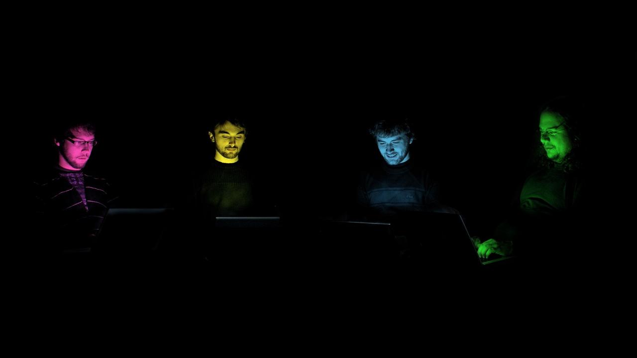 Die Gesichter der Mitglieder der Band "Benoît and the Mandelbrots" bunt ausgeleuchtet vor schwarzem Hintergrund Die Gesichter der Mitglieder der Band "Benoît and the Mandelbrots" bunt ausgeleuchtet vor schwarzem Hintergrund
