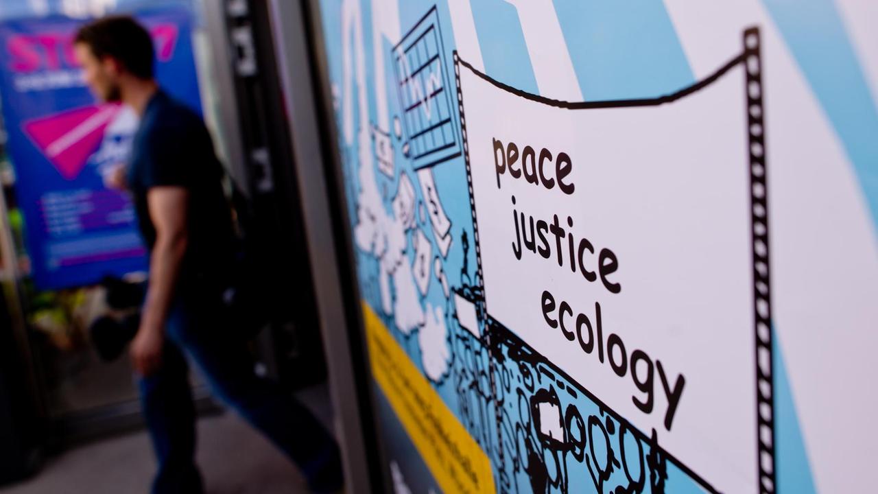Ein Plakat mit der Aufschrift "peace, justice, ecology" ist am 03.06.2015 in München (Bayern) beim internationalen "Gipfel der Alternativen" zu sehen. Die Teilnehmer des Alternativgipfels werfen den großen Wirtschaftsnationen des G7-Gipfels eine Mitverantwortung an den globalen Krisen und dem sozialen und ökologischen Ungleichgewicht auf der Welt vor Ein Plakat mit der Aufschrift "peace, justice, ecology" ist am 03.06.2015 in München (Bayern) beim internationalen "Gipfel der Alternativen" zu sehen. Die Teilnehmer des Alternativgipfels werfen den großen Wirtschaftsnationen des G7-Gipfels eine Mitverantwortung an den globalen Krisen und dem sozialen und ökologischen Ungleichgewicht auf der Welt vor