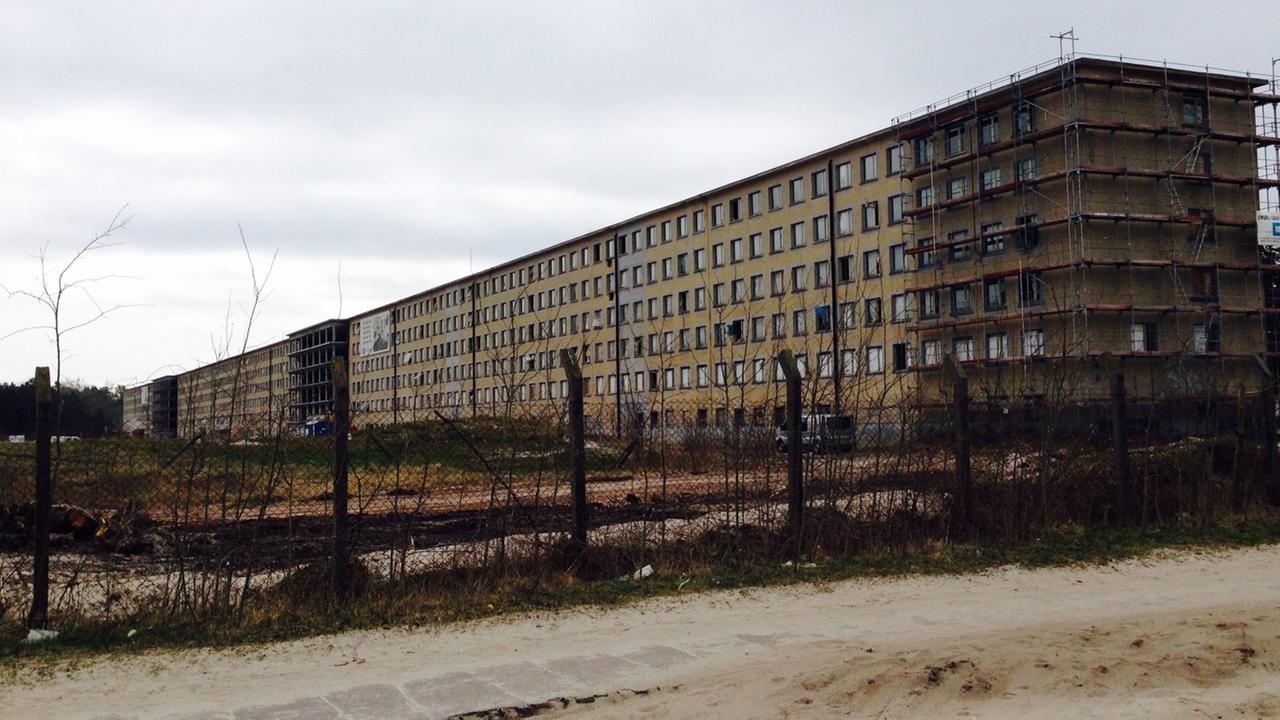 Blick auf den Betonbau des einstigen Nazi-Kurheims in Prora an Rügens Ostseeküste Blick auf den Betonbau des einstigen Nazi-Kurheims in Prora an Rügens Ostseeküste