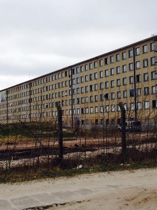 Blick auf den Betonbau des einstigen Nazi-Kurheims in Prora an Rügens Ostseeküste