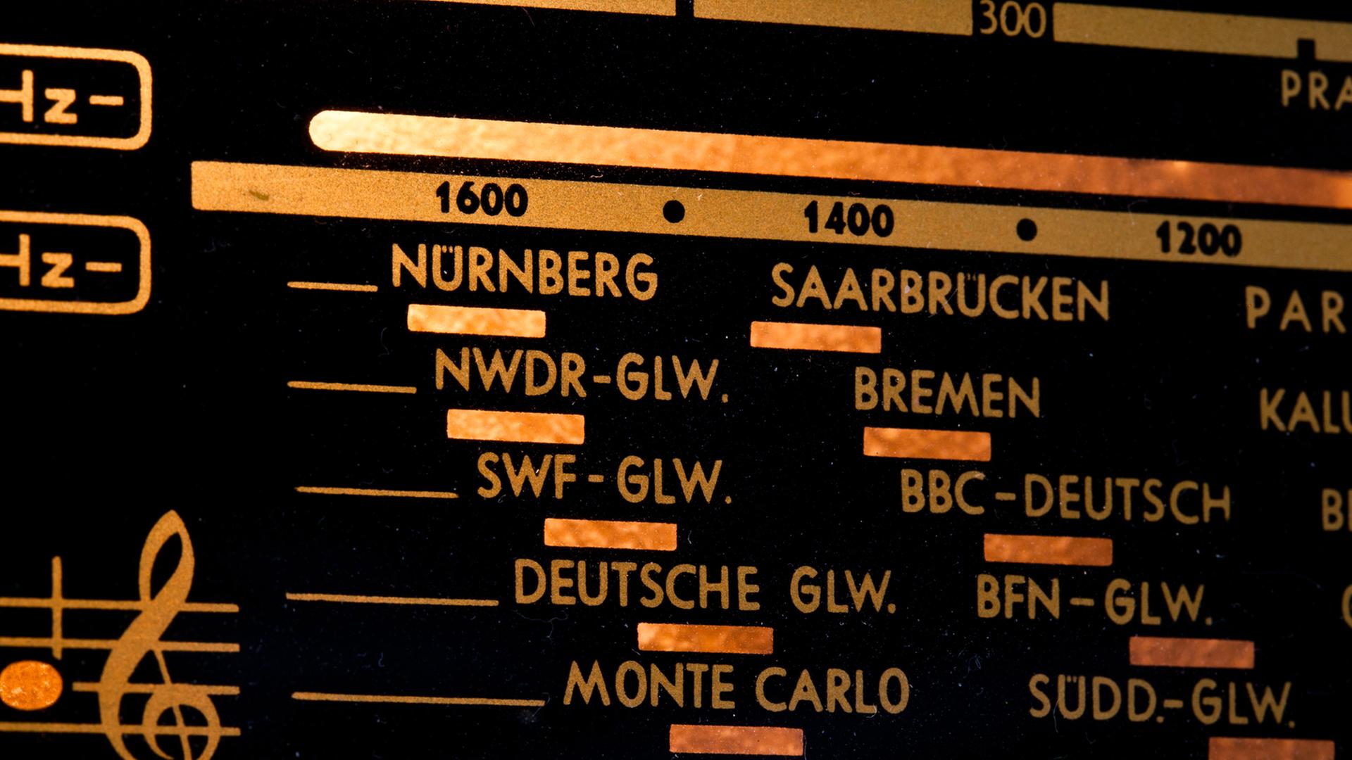 Ein altes Radio mit leuchtender Senderskala Ein altes Radio mit leuchtender Senderskala