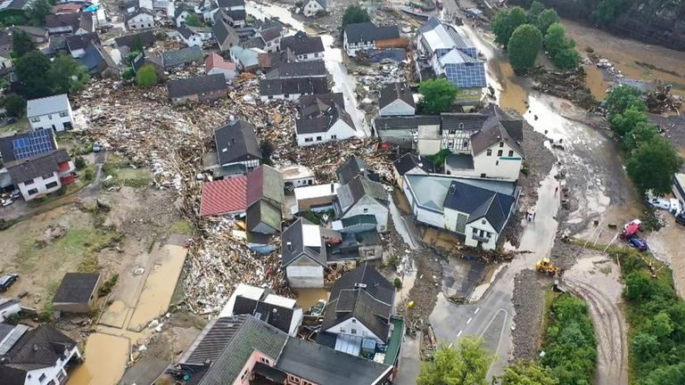 Die mit einer Drohne gefertigte Aufnahme zeigt die Verwüstungen die das Hochwasser der Ahr in dem Eifel-Ort angerichtet hat. 
