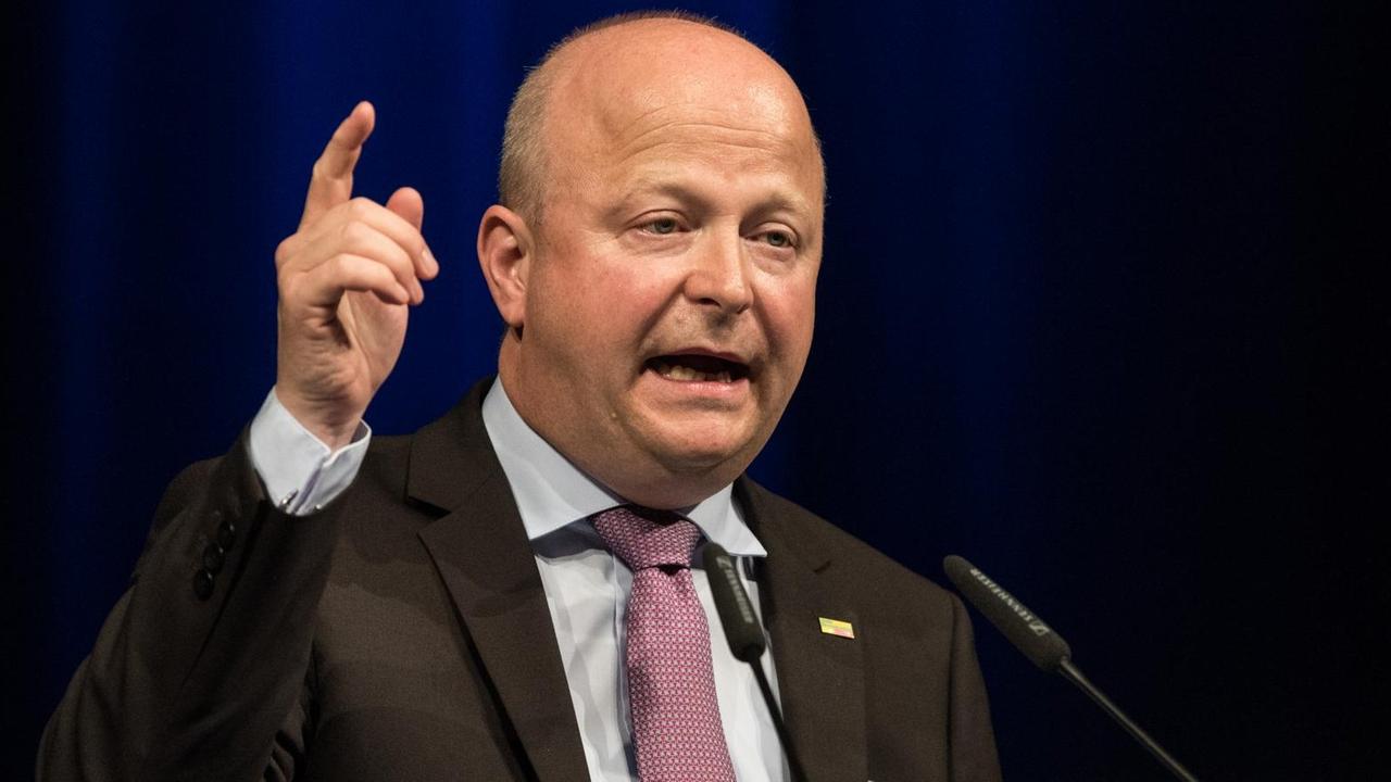 Der Landesvorsitzende der FDP in Baden-Württemberg, Michael Theurer, spricht am 12.06.2015 in Balingen (Baden-Württemberg) auf dem Landesparteitag der FDP zu den Delegierten. Der Landesvorsitzende der FDP in Baden-Württemberg, Michael Theurer, spricht am 12.06.2015 in Balingen (Baden-Württemberg) auf dem Landesparteitag der FDP zu den Delegierten.