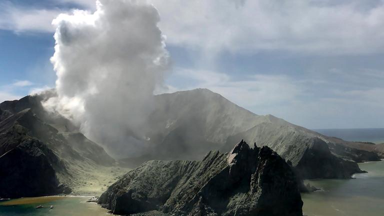 Auf einer Insel von Neuseeland ist ein Vulkan ausgebrochen. 