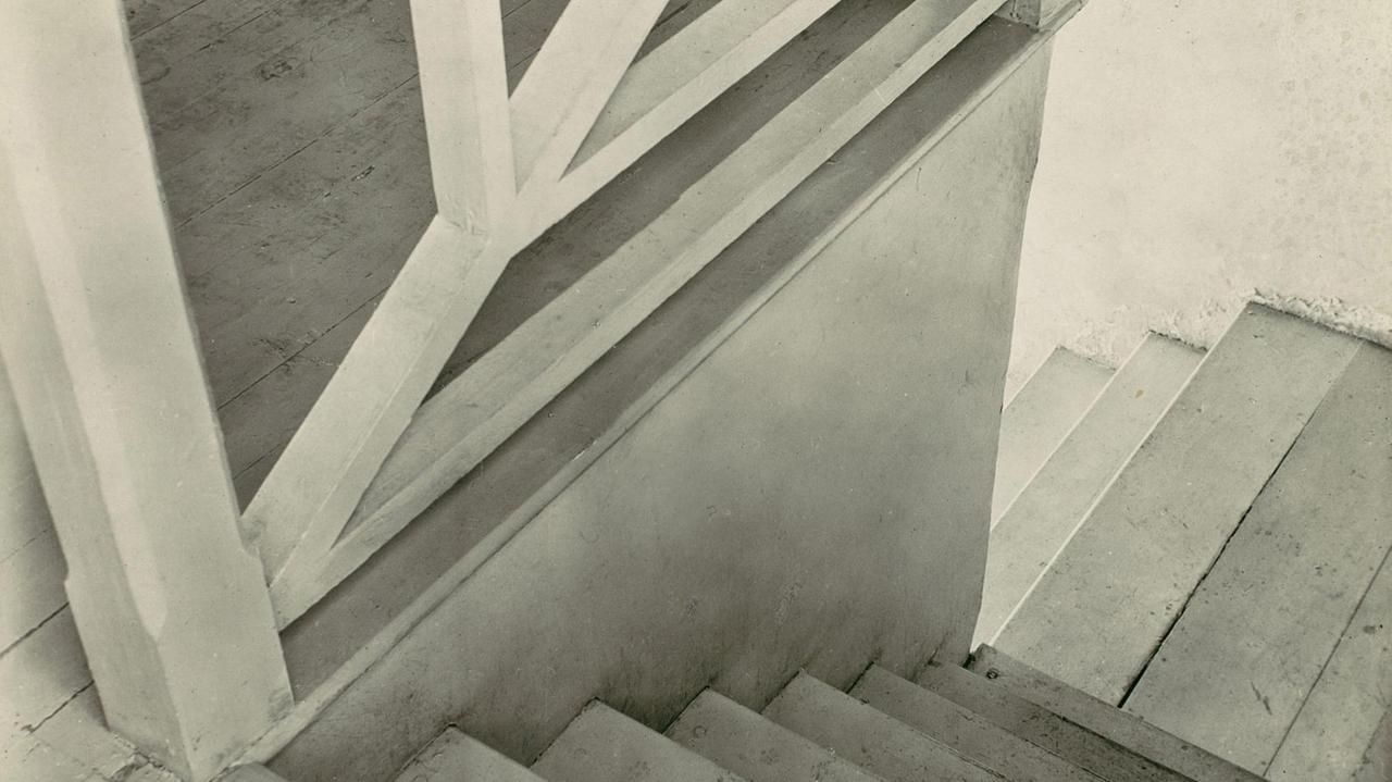 Tina Modotti: ein Treppenhaus in Mexiko City um 1924. Der Silbergelatineabzug gehört heute zur Sammlung des Metropolitan Art Museum New York Tina Modotti: ein Treppenhaus in Mexiko City um 1924. Der Silbergelatineabzug gehört heute zur Sammlung des Metropolitan Art Museum New York