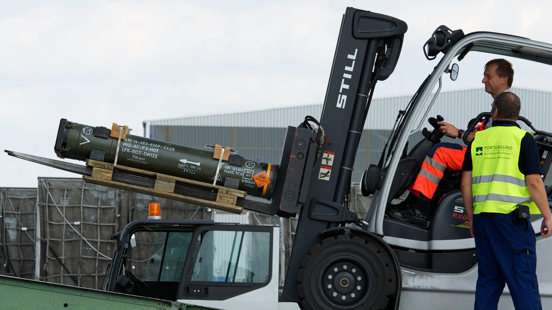 Rakteten des Panzerabwehrraketensystem HOT der Bundeswehr werden auf einer Palette aus einer Antonow AH-124-100 der Volga-Dnepr Airlines auf dem Flughafen Leipzig/Halle in Schkeuditz (Sachsen) entladen, aufgenommen am 15.08.2013. Rakteten des Panzerabwehrraketensystem HOT der Bundeswehr werden auf einer Palette aus einer Antonow AH-124-100 der Volga-Dnepr Airlines auf dem Flughafen Leipzig/Halle in Schkeuditz (Sachsen) entladen, aufgenommen am 15.08.2013.