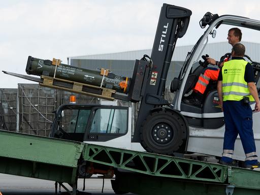Rakteten des Panzerabwehrraketensystem HOT der Bundeswehr werden auf einer Palette aus einer Antonow AH-124-100 der Volga-Dnepr Airlines auf dem Flughafen Leipzig/Halle in Schkeuditz (Sachsen) entladen, aufgenommen am 15.08.2013.