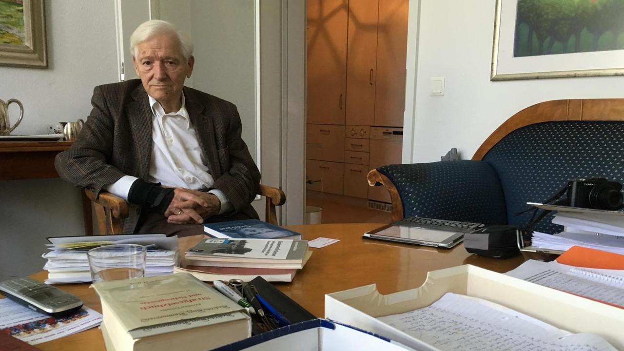 Reymar von Wedel an einem Schreibtisch voller Dokumente Reymar von Wedel an einem Schreibtisch voller Dokumente
