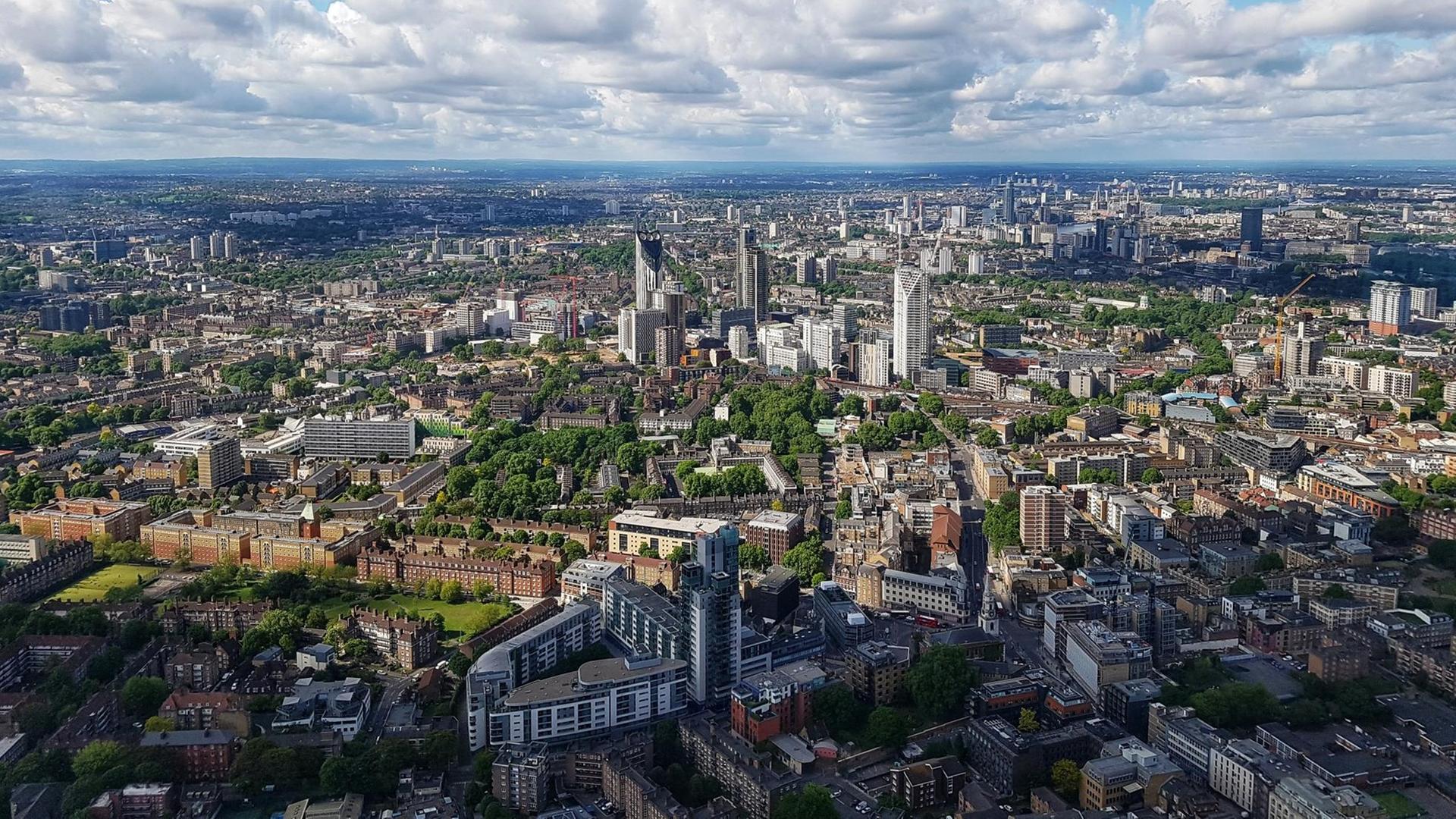 Blick vom höchsten Wolkenkrazer Londons, The Shard, in Richtung Südosten der Stadt Blick vom höchsten Wolkenkrazer Londons, The Shard, in Richtung Südosten der Stadt