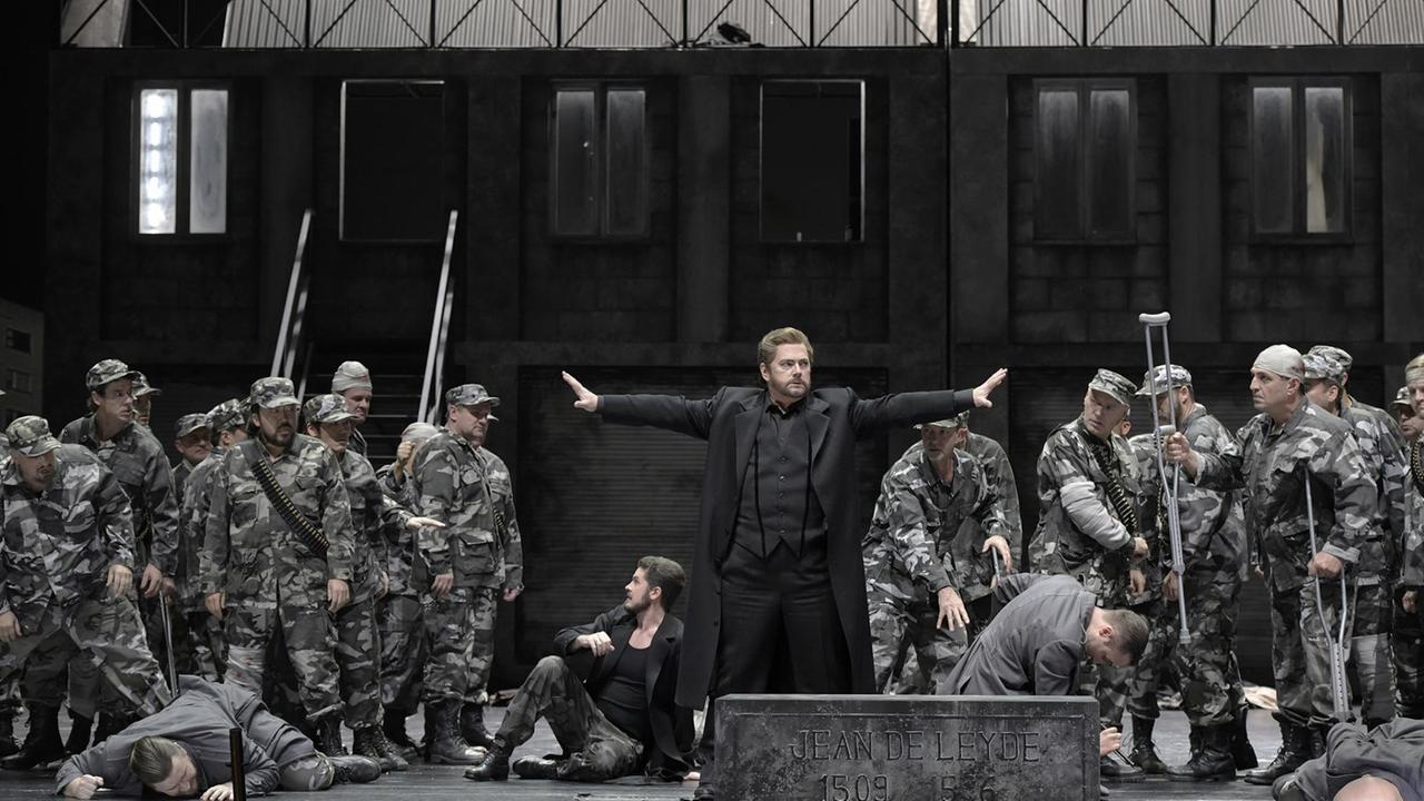 Szene aus "Le Prophète" von Giacomo Meyerbeer in der Deutschen Oper in Berlin, in der Mitte: der Schauspieler Gregory Kunde. Szene aus "Le Prophète" von Giacomo Meyerbeer in der Deutschen Oper in Berlin, in der Mitte: der Schauspieler Gregory Kunde.