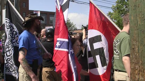 Ein Aufmarsch von Rechtsextremisten mit Hakenkreuz-Fahne in Charlottesville, Virginia