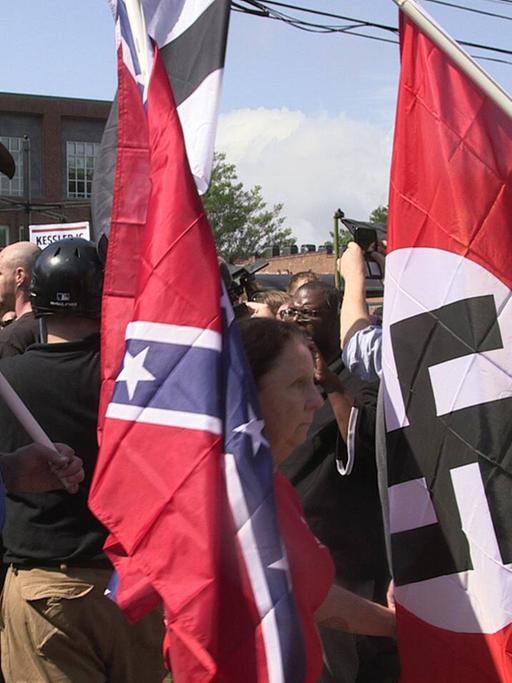Ein Aufmarsch von Rechtsextremisten mit Hakenkreuz-Fahne in Charlottesville, Virginia