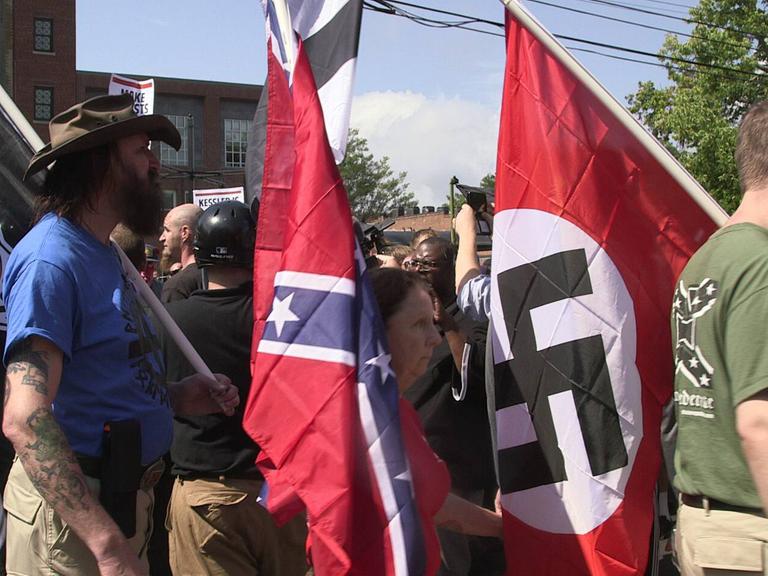 Ein Aufmarsch von Rechtsextremisten mit Hakenkreuz-Fahne in Charlottesville, Virginia