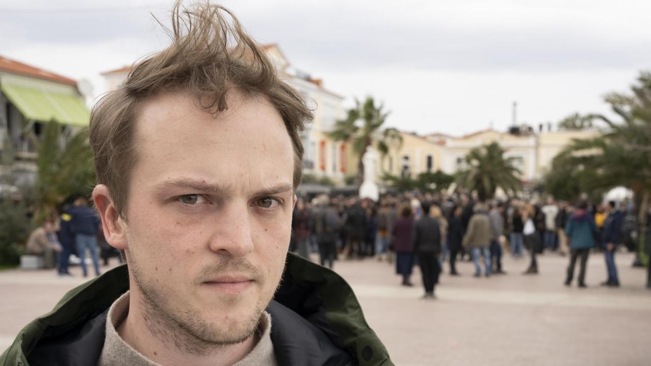Erik Marquardt schaut mit einem ersten Blick in die Kamera, im Hintergrund ist eine Menschenmenge zu sehen.
Erik Marquardt schaut mit einem ersten Blick in die Kamera, im Hintergrund ist eine Menschenmenge zu sehen.