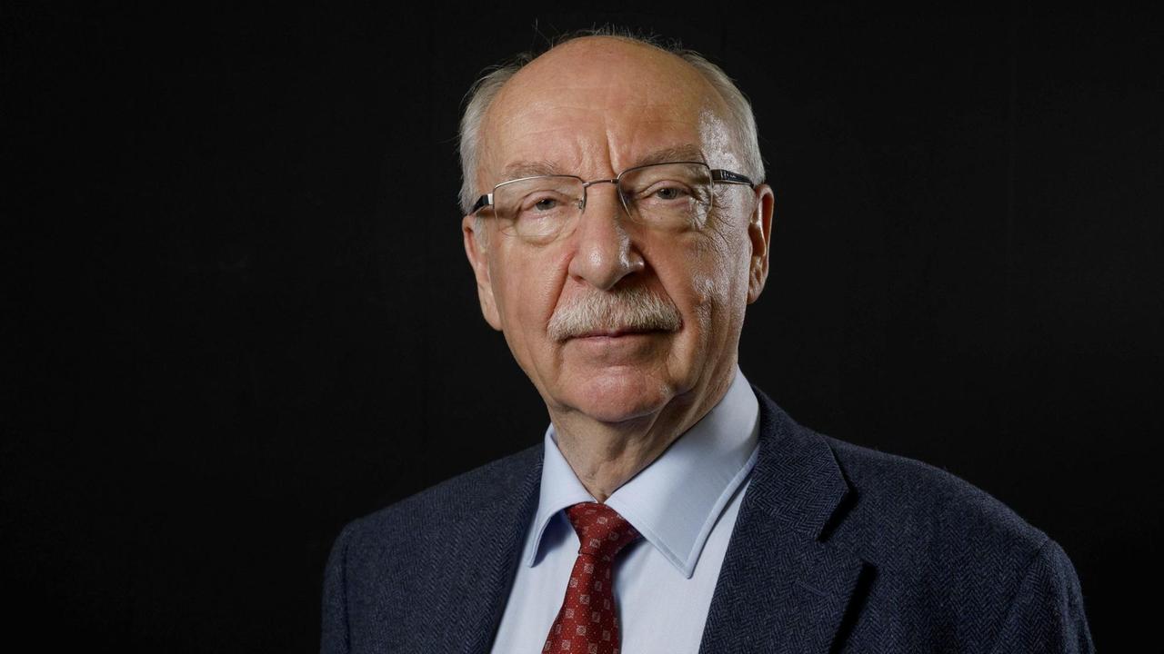 Porträt von Gerd Gigerenzer vor einem schwarzen Hintergrund. Porträt von Gerd Gigerenzer vor einem schwarzen Hintergrund.