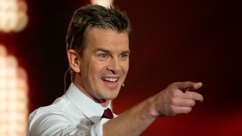 Fernsehmoderator Markus Lanz steht am 14.12.2013 in Augsburg (Bayern) vor Beginn der ZDF-Show "Wetten, dass..?" auf der Bühne.