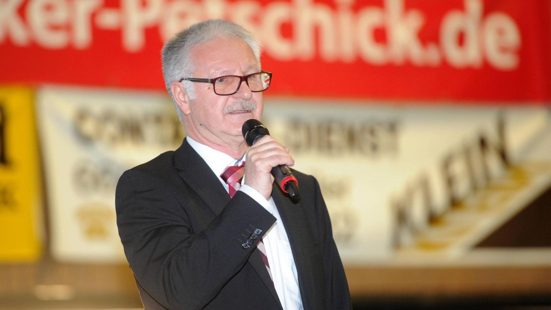 Dr. Armin König, Bürgermeister von Illingen, 2018 auf einer Veranstaltung in der Allenfeldhalle in Merchweiler Dr. Armin König, Bürgermeister von Illingen, 2018 auf einer Veranstaltung in der Allenfeldhalle in Merchweiler
