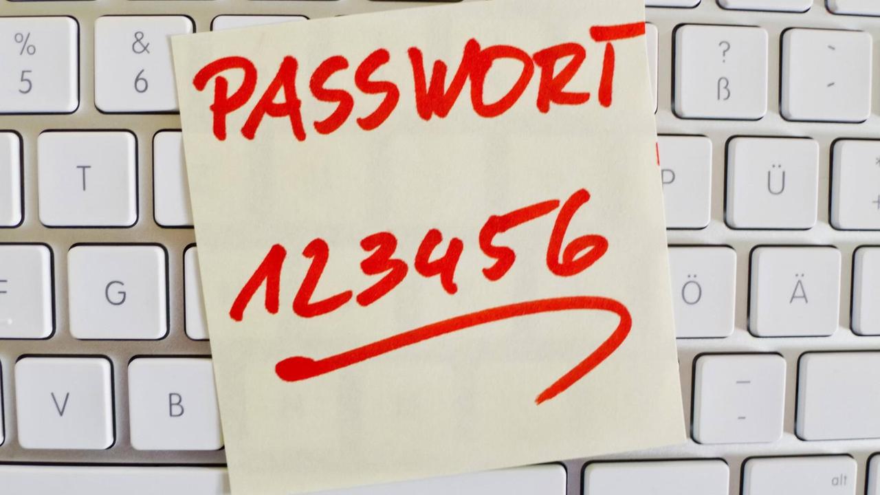 Notiz auf Computer Tastatur: Passwort 123456 BLWX019346 Copyright: xblickwinkel/McPhotox/ErwinxWodickax Notiz auf Computer Tastatur: Passwort 123456 BLWX019346 Copyright: xblickwinkel/McPhotox/ErwinxWodickax