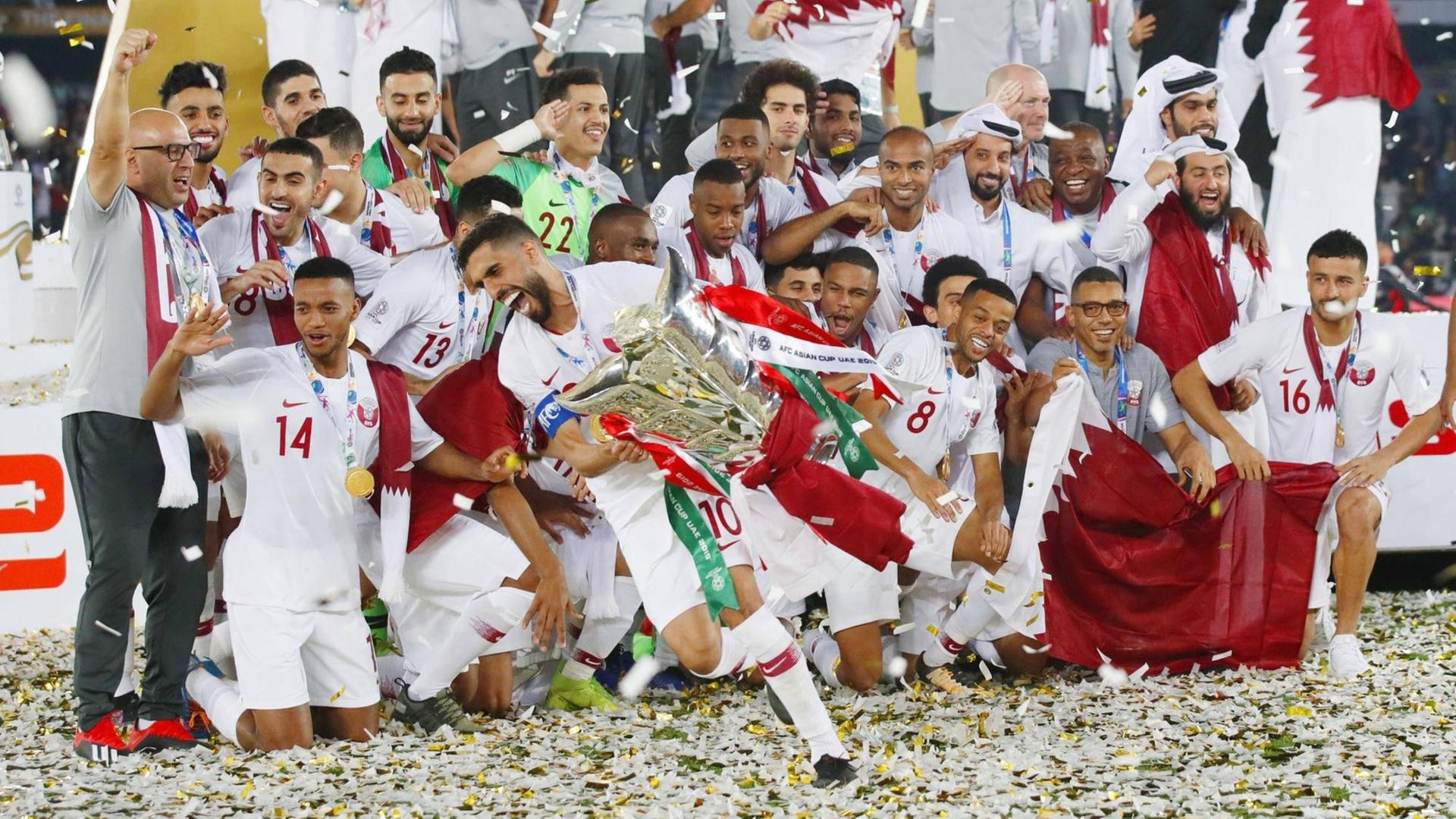 Die katarische Fußball-Nationalmannschaft feiert ihren Sieg beim Asien Cup.
