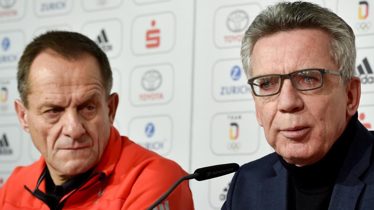 Bundesinnenminister Thomas de Maizière (r, CDU) spricht während einer Pressekonferenz mit Alfons Hörmann, Präsident des Deutschen Olympischen Sportbundes (DOSB) in Pyeongchang (Südkorea). Bundesinnenminister Thomas de Maizière (r, CDU) spricht während einer Pressekonferenz mit Alfons Hörmann, Präsident des Deutschen Olympischen Sportbundes (DOSB) in Pyeongchang (Südkorea).