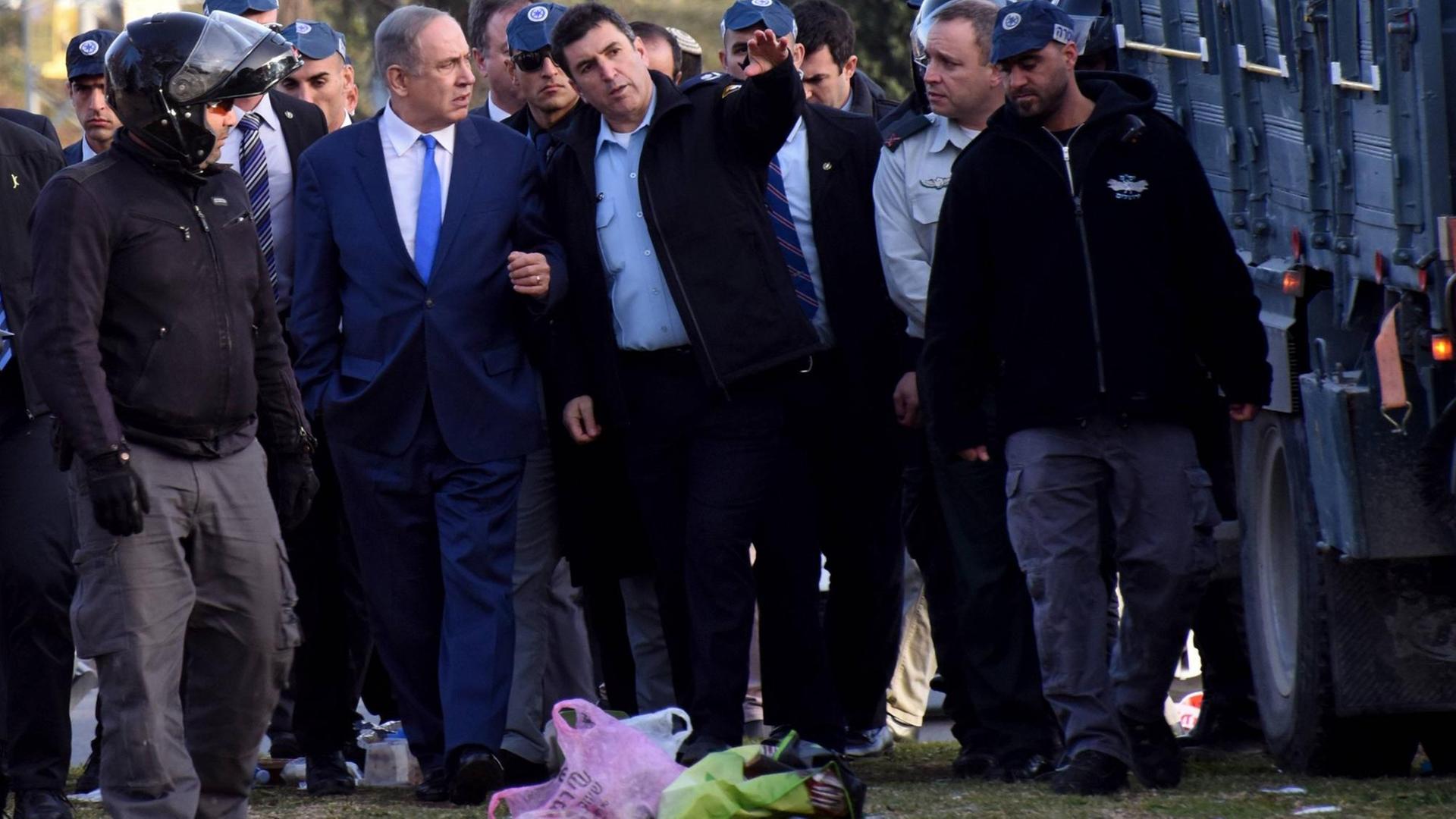 Nach dem Lkw-Anschlag in Jerusalem macht sich Ministerpräsident Benjamin Netanjahu vor Ort ein Bild der Lage. Nach dem Lkw-Anschlag in Jerusalem macht sich Ministerpräsident Benjamin Netanjahu vor Ort ein Bild der Lage.
