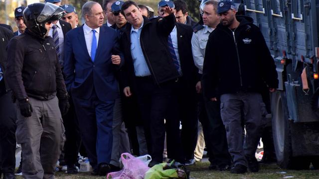Nach dem Lkw-Anschlag in Jerusalem macht sich Ministerpräsident Benjamin Netanjahu vor Ort ein Bild der Lage.