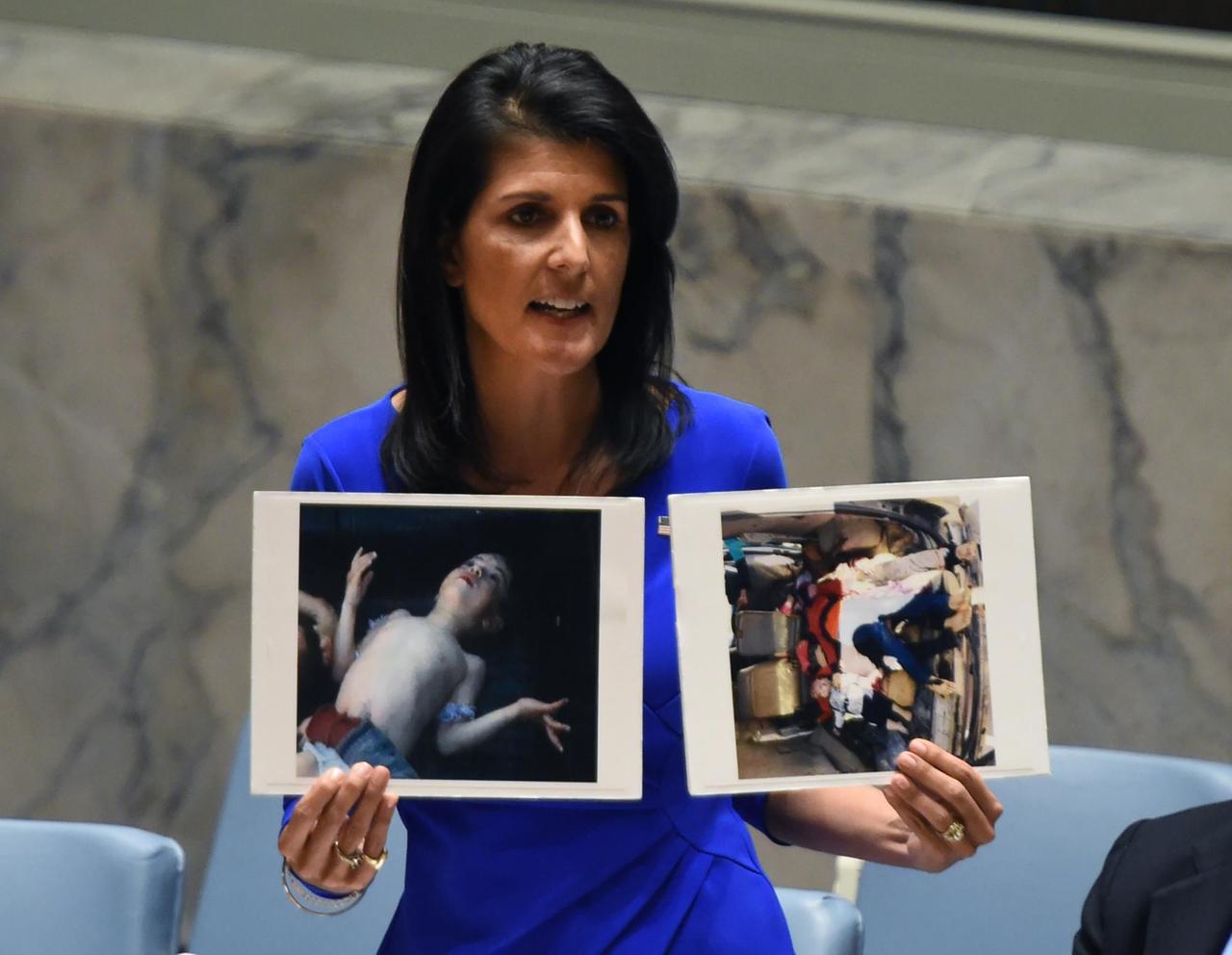 Die UNO-Botschafterin Nikki Haley zeigt im UN-Sicherheitsrat Fotos der Opfer des Giftgasangriffs in Syrien. 5.4.2017. New York, USA.