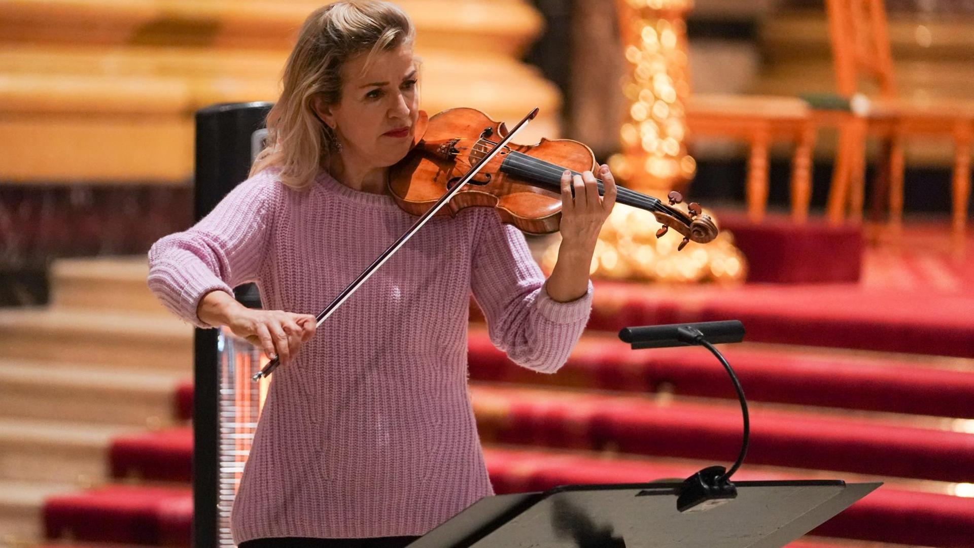 Die Geigerin Anne-Sophie Mutter spielt bei der traditionellen musikalischen Vesper mit ihrem Ensemble im Berliner Dom. Anliegen der musikalischen Vesper ist es, auf die durch die Corona-Pandemie bedingte wirtschaftliche Lage vieler Musikerinnen und Musiker aufmerksam zu machen. Die Geigerin Anne-Sophie Mutter spielt bei der traditionellen musikalischen Vesper mit ihrem Ensemble im Berliner Dom. Anliegen der musikalischen Vesper ist es, auf die durch die Corona-Pandemie bedingte wirtschaftliche Lage vieler Musikerinnen und Musiker aufmerksam zu machen.