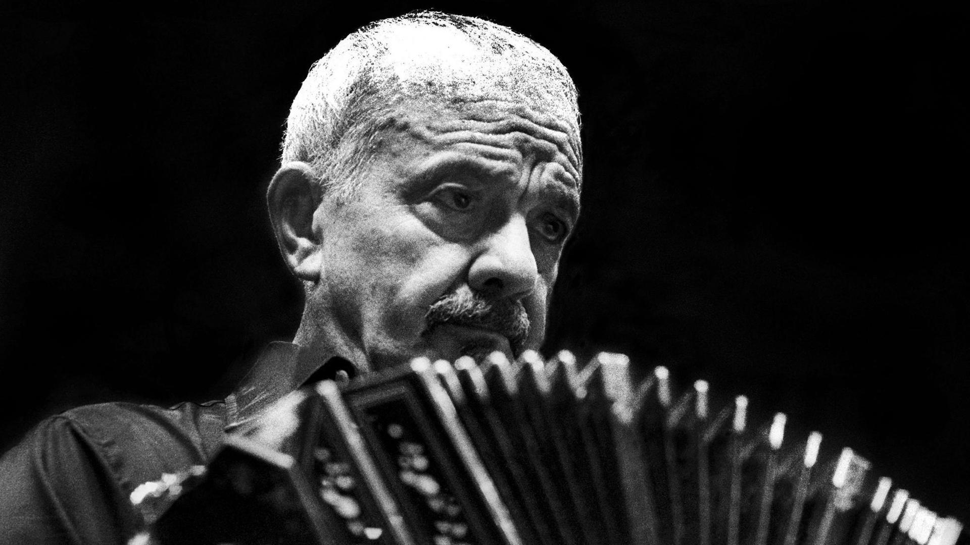 Der Argentinier Astor Piazzolla mit einem Bandoneon. Der Argentinier Astor Piazzolla mit einem Bandoneon.