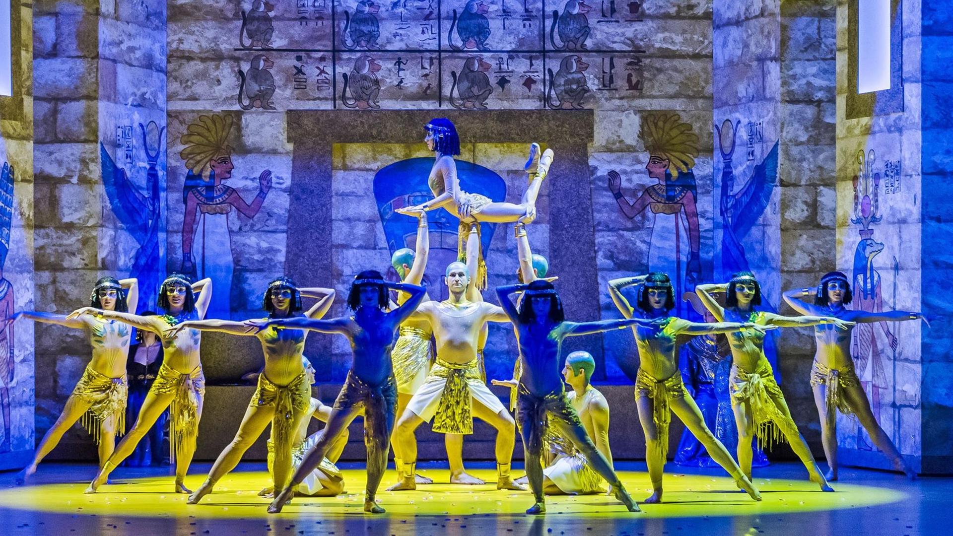 Szene aus der Leipziger Aufführung mit dem Ballett der Musikalischen Komödie Szene aus der Leipziger Aufführung mit dem Ballett der Musikalischen Komödie