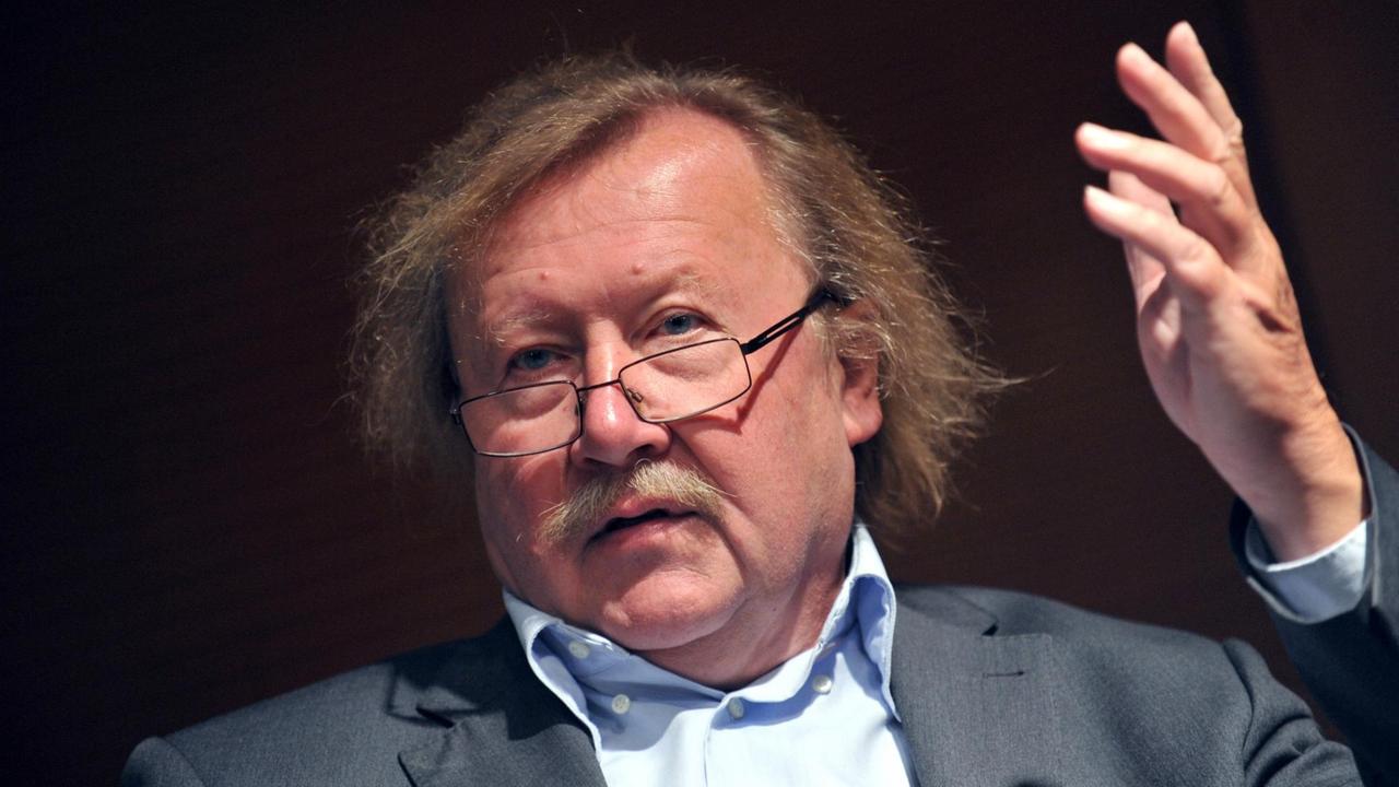 Peter Sloterdijk redet auf einer Pressekonferenz Peter Sloterdijk redet auf einer Pressekonferenz