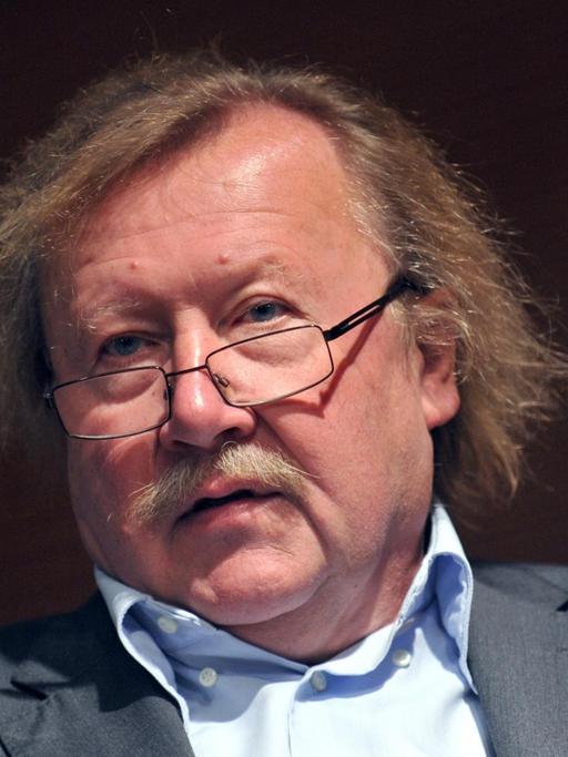 Peter Sloterdijk redet auf einer Pressekonferenz