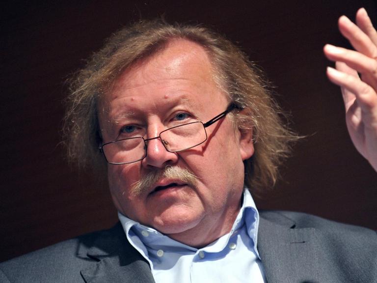 Peter Sloterdijk redet auf einer Pressekonferenz