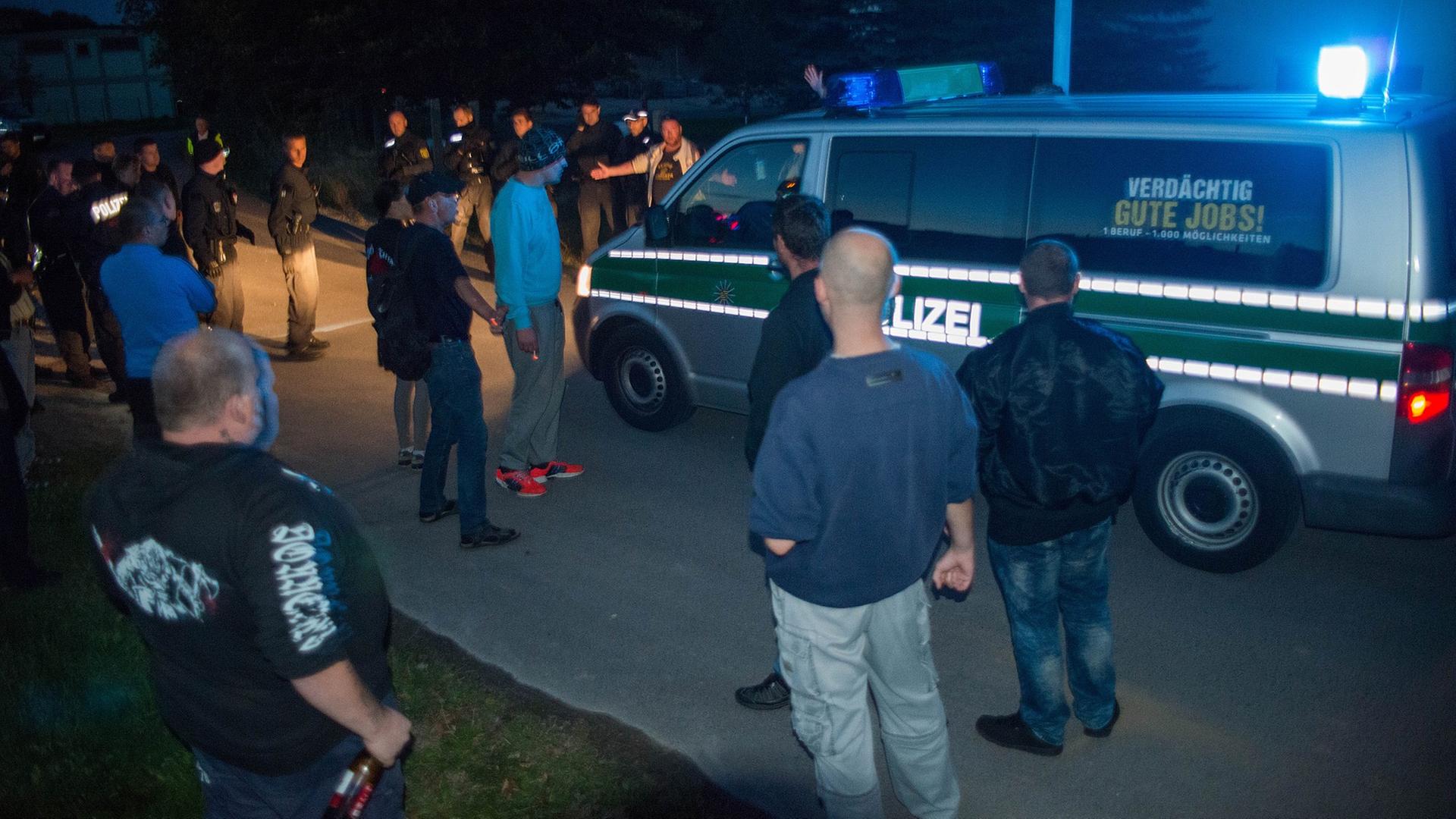 Rechtsextreme demonstrieren am 18.09.2015 vor einer Flüchtlingsunterkunft in Bischofswerda in Sachsen Rechtsextreme demonstrieren am 18.09.2015 vor einer Flüchtlingsunterkunft in Bischofswerda in Sachsen