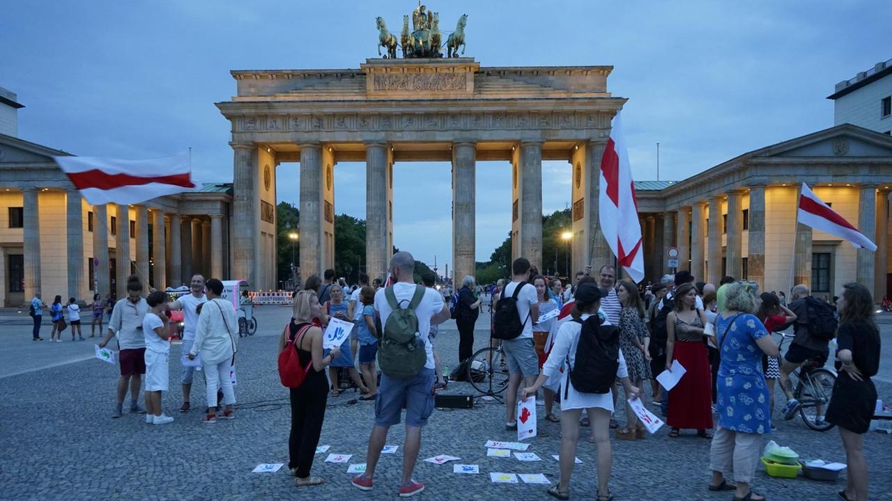 Demonstration unter dem Motto "Freiheit für Belarus" fuer eine Annullierung der Wahlen und Ausrufung von Neuwahlen in Weissrussland/Belarus Demonstration unter dem Motto "Freiheit für Belarus" fuer eine Annullierung der Wahlen und Ausrufung von Neuwahlen in Weissrussland/Belarus