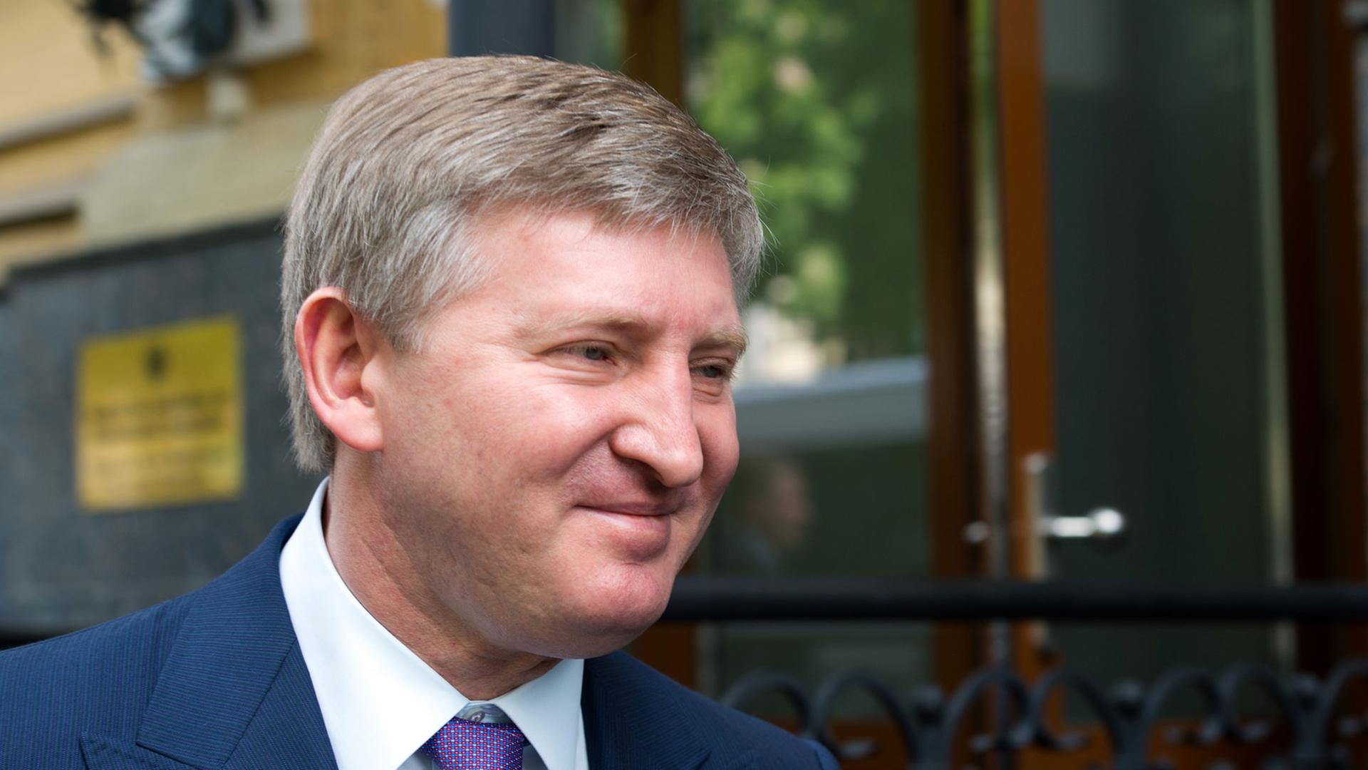Der ukrainische Unternehmer und Oligarch Rinat Achmetow verlässt am 13.05.2014 nach einem Gespräch mit Bundesaußenminister Steinmeier (SPD) die Residenz des deutschen Botschafters in Kiew. Der ukrainische Unternehmer und Oligarch Rinat Achmetow verlässt am 13.05.2014 nach einem Gespräch mit Bundesaußenminister Steinmeier (SPD) die Residenz des deutschen Botschafters in Kiew.