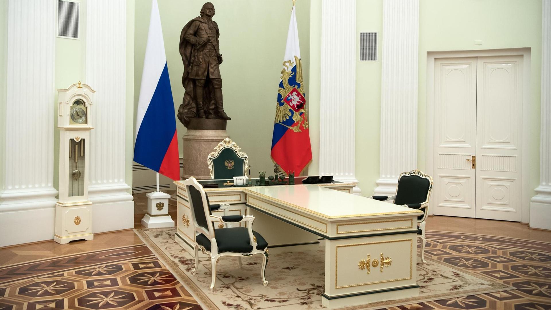 Ein Schreibtisch des russischen Präsidenten Wladimir Putin im Kreml in Moskau Ein Schreibtisch des russischen Präsidenten Wladimir Putin im Kreml in Moskau
