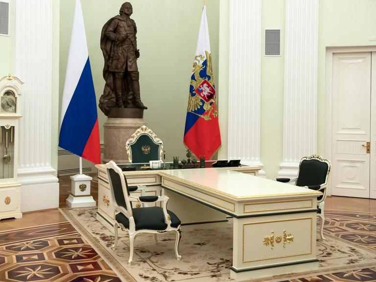 Ein Schreibtisch des russischen Präsidenten Wladimir Putin im Kreml in Moskau