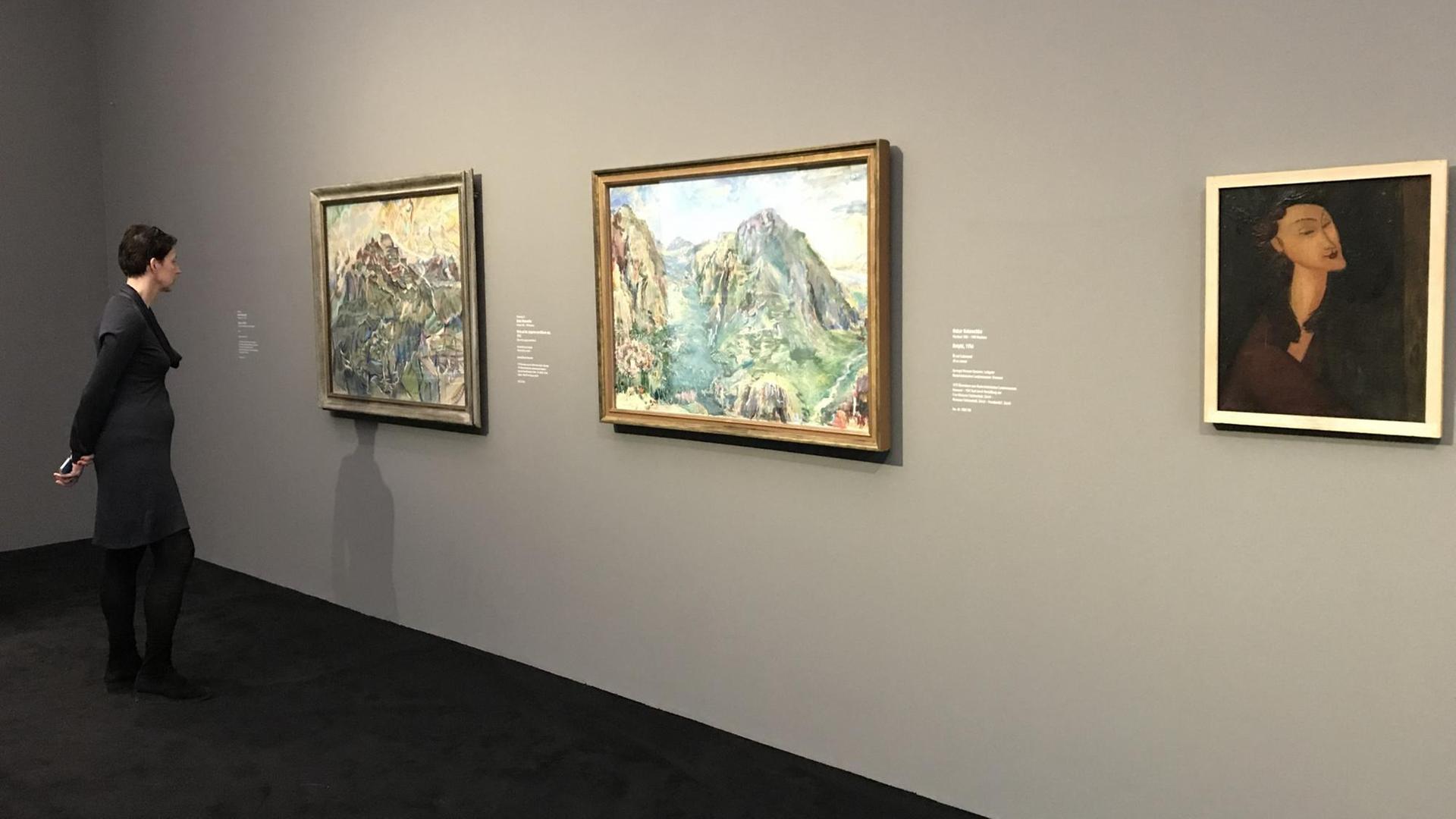 Eine Frau betrachtet die Bilder der Ausstellung "Fake News" im Sprengel Museum Hannover Eine Frau betrachtet die Bilder der Ausstellung "Fake News" im Sprengel Museum Hannover
